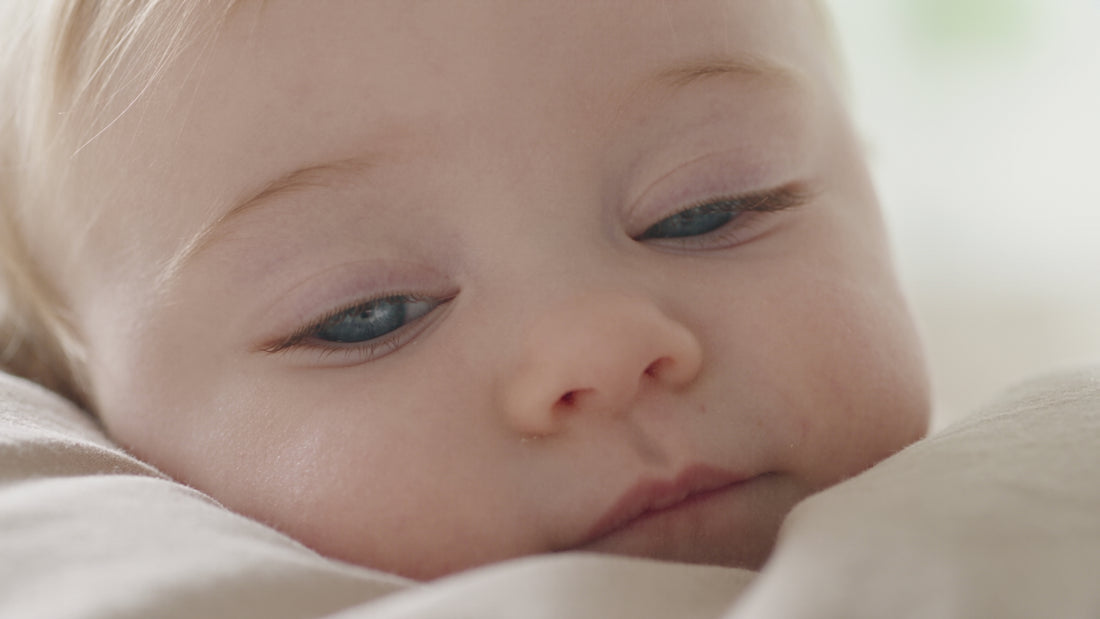Translation missing: en.Baby opens their eyes and smiles at the camera